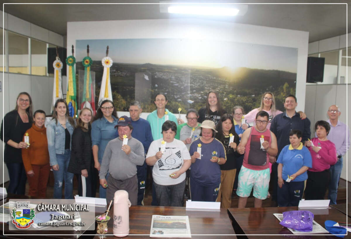 ALUNOS DA ESCOLA ESPECIAL/APAE VISITAM A CÂMARA MUNICIPAL